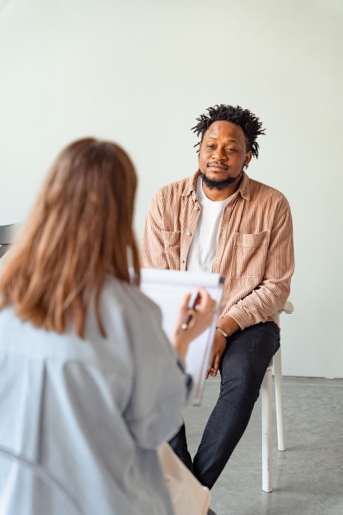Evaluation conversation at the clinic.
